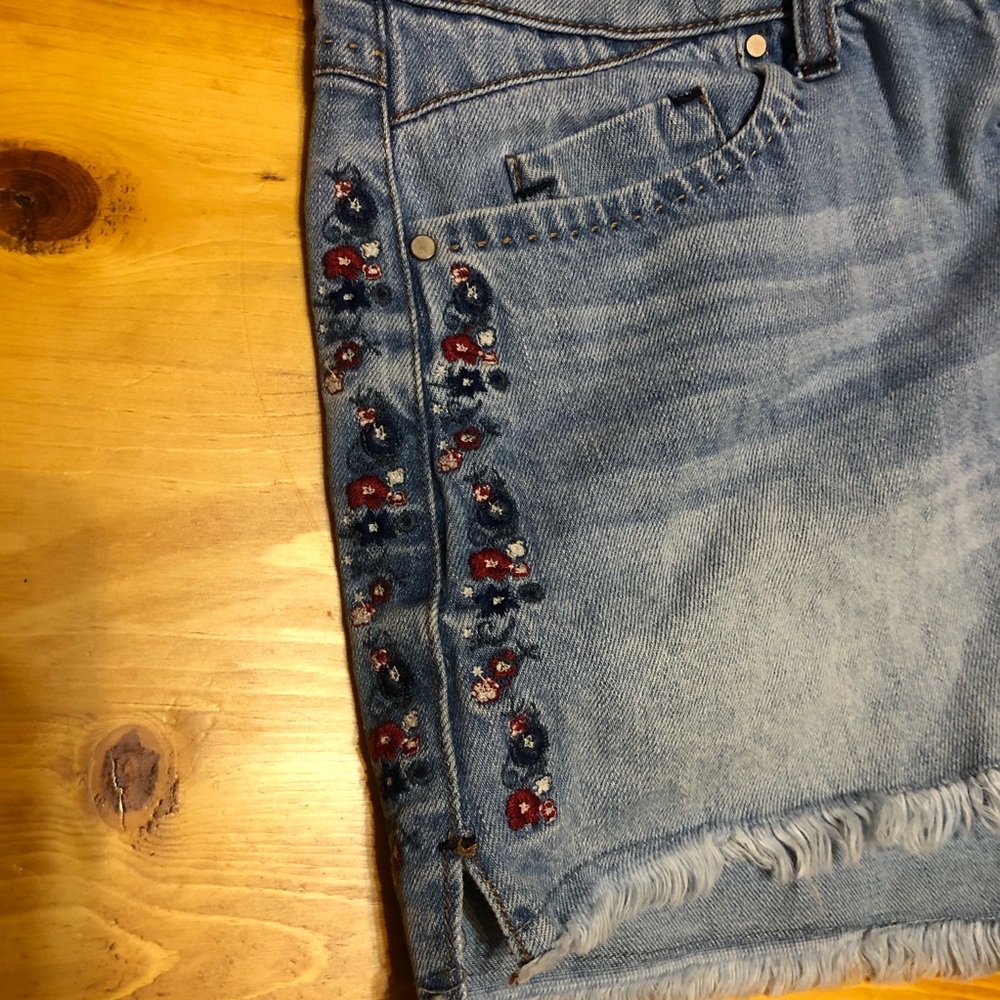 Shorts - Picture 3 of 5
